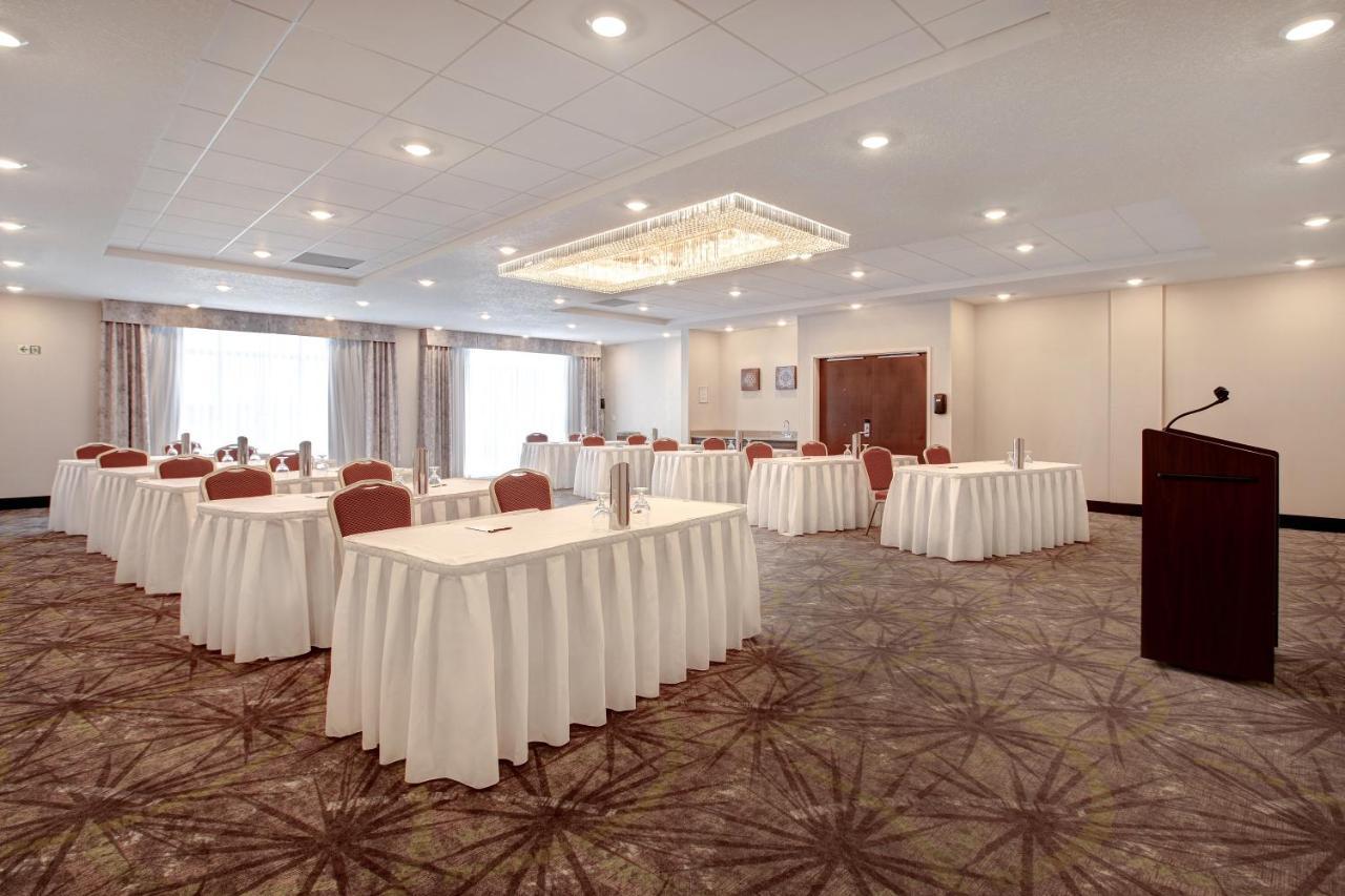 The Landing Hotel & Conference Centre St. Paul ภายนอก รูปภาพ