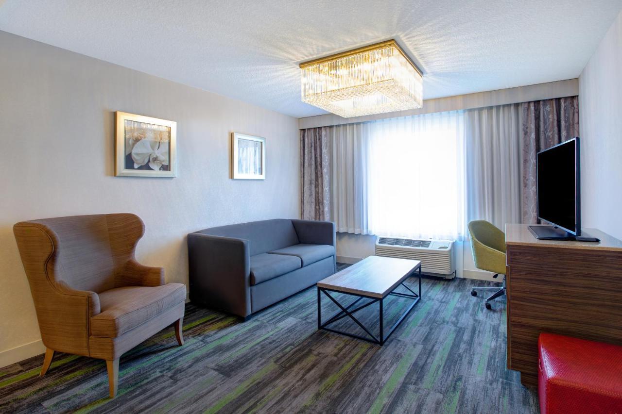 The Landing Hotel & Conference Centre St. Paul ภายนอก รูปภาพ