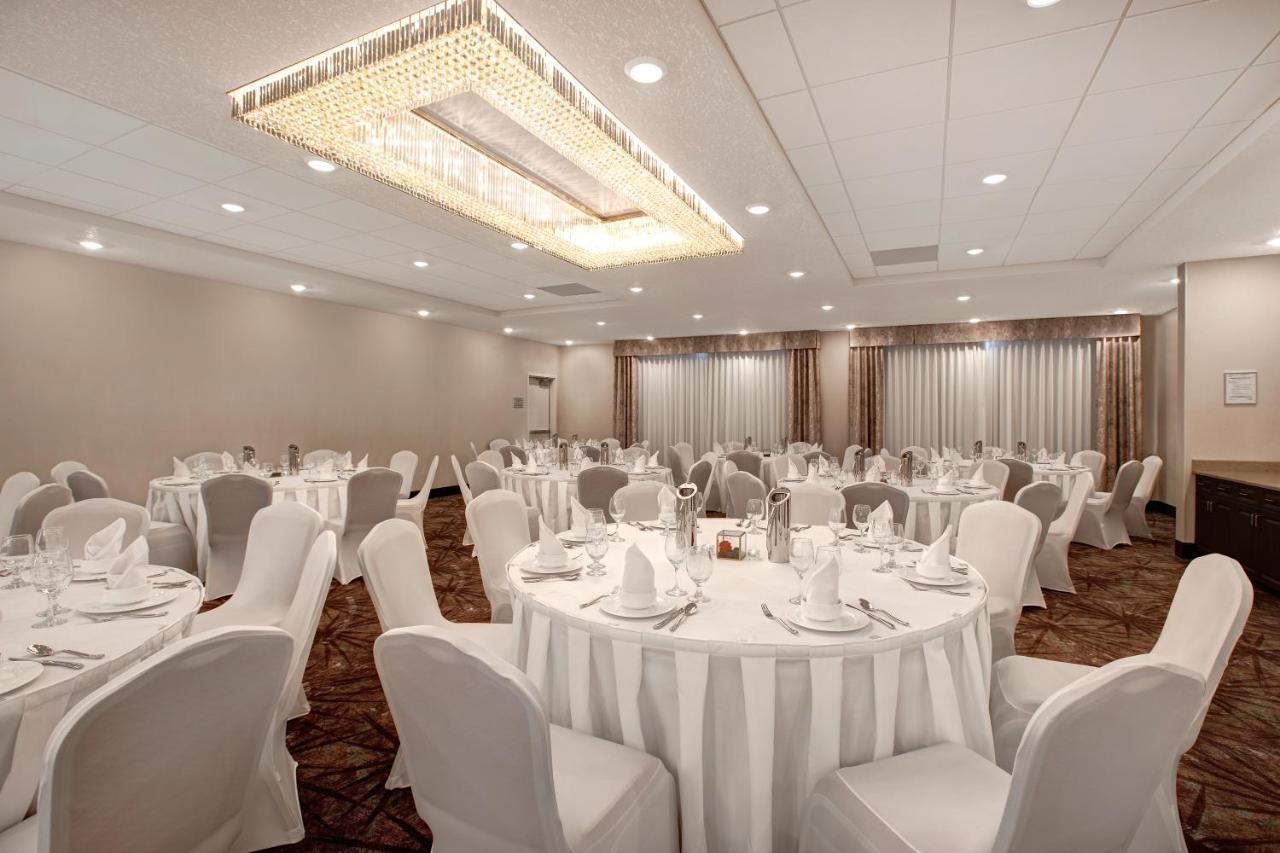 The Landing Hotel & Conference Centre St. Paul ภายนอก รูปภาพ