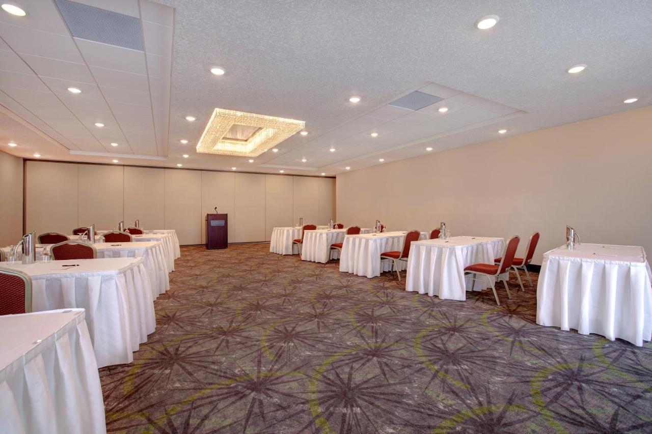 The Landing Hotel & Conference Centre St. Paul ภายนอก รูปภาพ