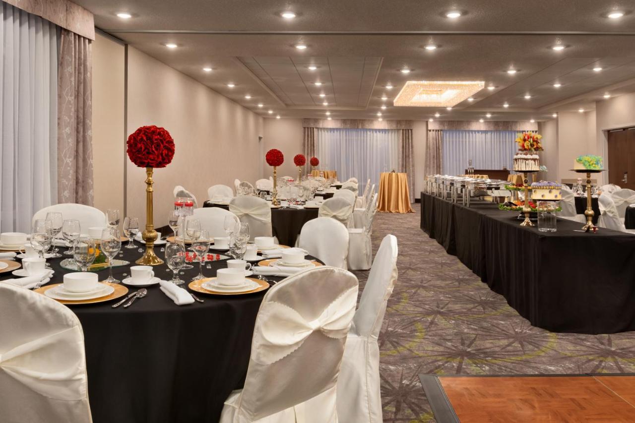 The Landing Hotel & Conference Centre St. Paul ภายนอก รูปภาพ
